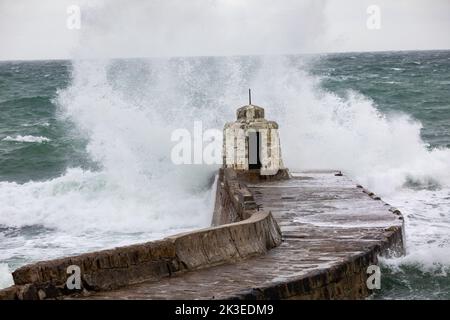 Portreath,Cornwall,26th septembre 2022, de forts vents du nord-ouest ont amené aujourd'hui de grandes vagues à Portreath, dans les Cornouailles. Les surfeurs ont apprécié de monter sur les hautes vagues qui se sont également écrasées au-dessus de la cabane Monkey et du mur de mer. Les prévisions météorologiques sont pour 15C et les vents forts pour le reste de la journée.Credit: Keith Larby/Alay Live News Banque D'Images
