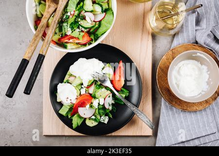 Salade de légumes avec tomates, concombre, radis, avocat et fromage. Banque D'Images