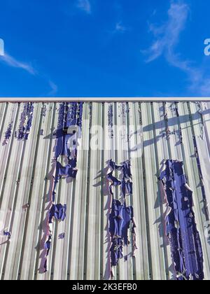 Peinture écaillée sur le revêtement métallique d'un bâtiment moderne - Chatellerault, Vienne (86), France. Banque D'Images