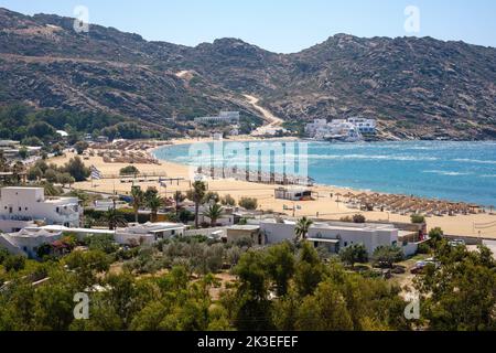 Vue panoramique à couper le souffle de la célèbre plage Mylopotas à iOS Grèce Banque D'Images