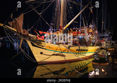 IOS, Grèce - 11 septembre 2022 : touristes appréciant des boissons sur un beau bateau pirate illuminé au port d'iOS Grèce la nuit Banque D'Images