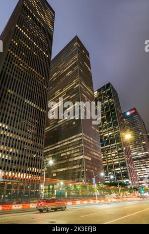 Vue de nuit sur 6th Avenue (Avenue of the Americas), Manhattan, New York, États-Unis Banque D'Images