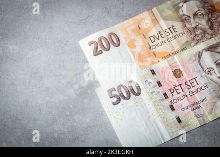 Billets de 200 et 500 couronnes tchèques sur fond gris, lieu du texte, concept économique tchèque Banque D'Images