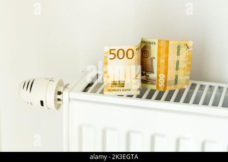 500 billet de banque NOK situé sur le radiateur, le concept de la hausse des prix de l'énergie en Norvège et le chauffage plus coûteux Banque D'Images