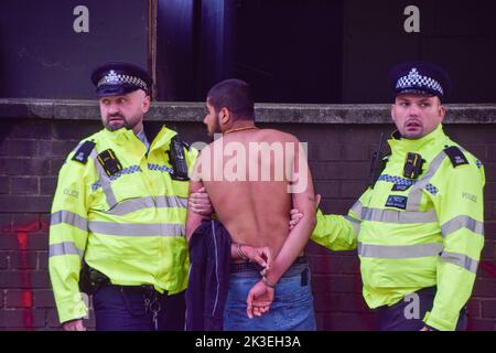 Londres, Royaume-Uni. 26th septembre 2022. Les policiers arrêtent un manifestant. Les manifestants continuent de se rassembler devant l'ambassade d'Iran à Londres en réponse à la mort de Mahsa Amini, qui est mort en garde à vue en Iran après avoir été détenu pour ne pas avoir porté un foulard (hijab) « correctement » en public. Credit: Vuk Valcic/Alamy Live News Banque D'Images