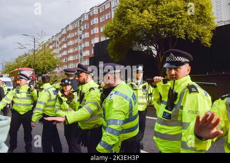 Londres, Royaume-Uni. 26th septembre 2022. Les policiers qui tiennent des matraques empêchent les manifestants de traverser la rue pour se rendre à l'ambassade. Les manifestants continuent de se rassembler devant l'ambassade d'Iran à Londres en réponse à la mort de Mahsa Amini, qui est mort en garde à vue en Iran après avoir été détenu pour ne pas avoir porté un foulard (hijab) « correctement » en public. Credit: Vuk Valcic/Alamy Live News Banque D'Images