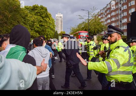Londres, Royaume-Uni. 26th septembre 2022. Les manifestants s'opposent à la police. Les manifestants continuent de se rassembler devant l'ambassade d'Iran à Londres en réponse à la mort de Mahsa Amini, qui est mort en garde à vue en Iran après avoir été détenu pour ne pas avoir porté un foulard (hijab) « correctement » en public. Credit: Vuk Valcic/Alamy Live News Banque D'Images