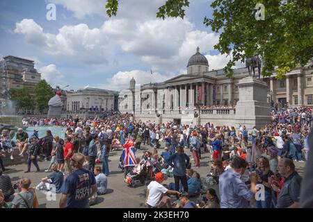 Trafalgar Square Londres avec des personnes célébrant le Jubilé de platine de la reine Elizabeth II. Banque D'Images