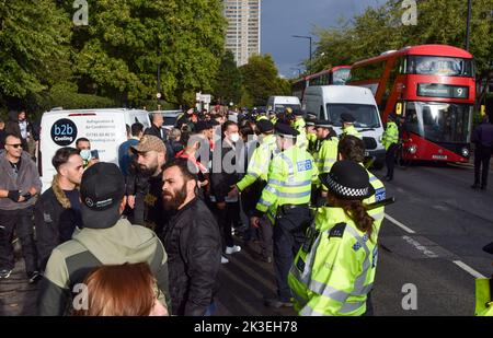 Londres, Royaume-Uni. 26th septembre 2022. Les manifestants s'opposent à la police. Les manifestants continuent de se rassembler devant l'ambassade d'Iran à Londres en réponse à la mort de Mahsa Amini, qui est mort en garde à vue en Iran après avoir été détenu pour ne pas avoir porté un foulard (hijab) « correctement » en public. Credit: Vuk Valcic/Alamy Live News Banque D'Images