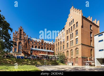 Koszalin, Pologne - 10 août 2022 : immeuble de poste néo-gothique à la place Plac Wolnosci dans le quartier historique de la vieille ville de Koszalin Banque D'Images