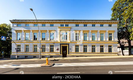 Koszalin, Pologne - 10 août 2022: Bureau régional du Procureur Bâtiment classicien à la rue Zwyciestwa dans le quartier historique de la vieille ville de Koszalin Banque D'Images