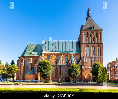 Koszalin, Pologne - 10 août 2022: Cathédrale gothique Sainte Marie Immaculée conception du XIVe siècle dans la rue Zwyciestwa, dans le quartier historique de la vieille ville Banque D'Images