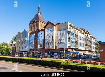 Koszalin, Pologne - 10 août 2022: Panorama du quartier historique de la vieille ville avec la cathédrale gothique du XIVe siècle et le centre commercial de Merkury à Zwyciestwa Banque D'Images