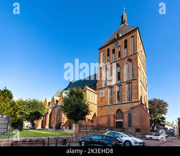 Koszalin, Pologne - 10 août 2022: Cathédrale gothique Sainte Marie Immaculée conception du XIVe siècle dans la rue Zwyciestwa, dans le quartier historique de la vieille ville Banque D'Images