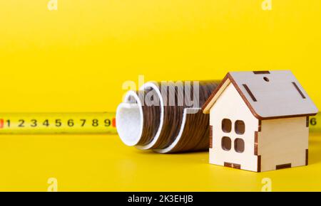 Revêtements de sol dans une maison en bois. Linoléum et une petite maison. Laminé ou linoléum pour le sol dans la maison. Choix de revêtements de sol. Banque D'Images