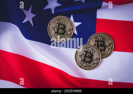 Bitcoins aux États-Unis. Interdiction des crypto-monnaies aux États-Unis. La croissance du taux de change. Drapeau américain et bitcoin. Banque D'Images