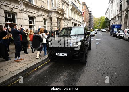 Les voitures bond arrivent à l'extérieur de la foule surprenante de Christie. Ils seront vendus pour recueillir de l'argent pour les organismes de bienfaisance . l'Aston Martin V* a une estimation de £500,000 à 700,000 £ et sera vendu au profit du HCR . Le défenseur du 007 60 e anniversaire 110 V8 Bond Edition a une estimation de £200,000-£300,000 la vente profitera à Tusk , et l'Aston Martin DBS Superleggera a une estimation de 3300,000-£400,000 et sera vendu au profit de la Fondation Royale du Prince de Galles . La vente en ligne a commencé le 15 septembre et se déroulera jusqu'à la James Bond Day le 5 octobre 2022 . Banque D'Images