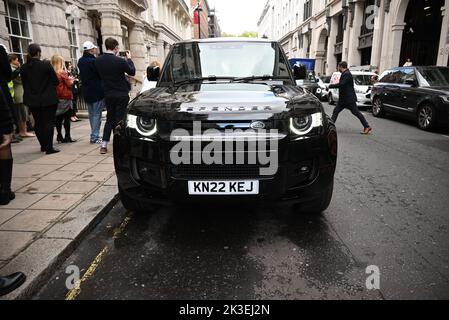 Les voitures bond arrivent à l'extérieur de la foule surprenante de Christie. Ils seront vendus pour recueillir de l'argent pour les organismes de bienfaisance . l'Aston Martin V* a une estimation de £500,000 à 700,000 £ et sera vendu au profit du HCR . Le défenseur du 007 60 e anniversaire 110 V8 Bond Edition a une estimation de £200,000-£300,000 la vente profitera à Tusk , et l'Aston Martin DBS Superleggera a une estimation de 3300,000-£400,000 et sera vendu au profit de la Fondation Royale du Prince de Galles . La vente en ligne a commencé le 15 septembre et se déroulera jusqu'à la James Bond Day le 5 octobre 2022 . Banque D'Images