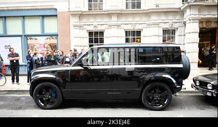 Les voitures bond arrivent à l'extérieur de la foule surprenante de Christie. Ils seront vendus pour recueillir de l'argent pour les organismes de bienfaisance . l'Aston Martin V* a une estimation de £500,000 à 700,000 £ et sera vendu au profit du HCR . Le défenseur du 007 60 e anniversaire 110 V8 Bond Edition a une estimation de £200,000-£300,000 la vente profitera à Tusk , et l'Aston Martin DBS Superleggera a une estimation de 3300,000-£400,000 et sera vendu au profit de la Fondation Royale du Prince de Galles . La vente en ligne a commencé le 15 septembre et se déroulera jusqu'à la James Bond Day le 5 octobre 2022 . Banque D'Images