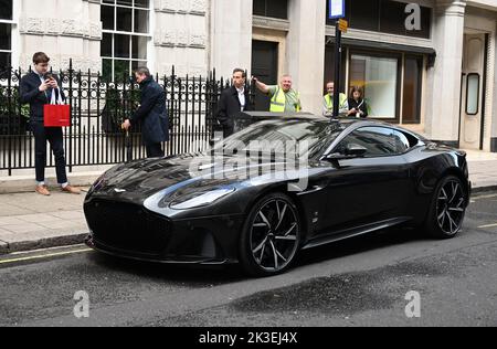 Les voitures bond arrivent à l'extérieur de la foule surprenante de Christie. Ils seront vendus pour recueillir de l'argent pour les organismes de bienfaisance . l'Aston Martin V* a une estimation de £500,000 à 700,000 £ et sera vendu au profit du HCR . Le défenseur du 007 60 e anniversaire 110 V8 Bond Edition a une estimation de £200,000-£300,000 la vente profitera à Tusk , et l'Aston Martin DBS Superleggera a une estimation de 3300,000-£400,000 et sera vendu au profit de la Fondation Royale du Prince de Galles . La vente en ligne a commencé le 15 septembre et se déroulera jusqu'à la James Bond Day le 5 octobre 2022 . Banque D'Images