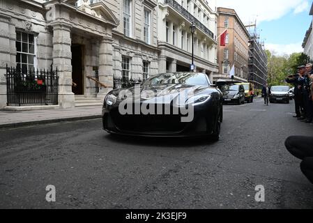 Les voitures bond arrivent à l'extérieur de la foule surprenante de Christie. Ils seront vendus pour recueillir de l'argent pour les organismes de bienfaisance . l'Aston Martin V* a une estimation de £500,000 à 700,000 £ et sera vendu au profit du HCR . Le défenseur du 007 60 e anniversaire 110 V8 Bond Edition a une estimation de £200,000-£300,000 la vente profitera à Tusk , et l'Aston Martin DBS Superleggera a une estimation de 3300,000-£400,000 et sera vendu au profit de la Fondation Royale du Prince de Galles . La vente en ligne a commencé le 15 septembre et se déroulera jusqu'à la James Bond Day le 5 octobre 2022 . Banque D'Images