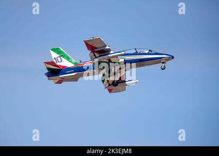 Italian Air Force - Frecce Tricolori Aermacchi MB-339-A/PAN Jet Trainer aéroporté au Royal International Air Tattoo 2022 Banque D'Images