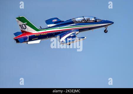 Italian Air Force - Frecce Tricolori Aermacchi MB-339-A/PAN Jet Trainer aéroporté au Royal International Air Tattoo 2022 Banque D'Images