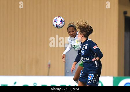 Stockholm, Suède. 26th septembre 2022. Stockholm, Suède, sept 26th 2022: Madelen Janogy (9 Hammarby) et Emma Lennartsson (10 Linkoping FC) dans le jeu de la Ligue suédoise OBOS Damallsvenskan sur 26 septembre 2022 entre Hammarby IF et Linkoping FC à Hammarby IP à Stockholm, Suède (Peter Sonander/SPP) Credit: SPP Sport Press photo. /Alamy Live News Banque D'Images