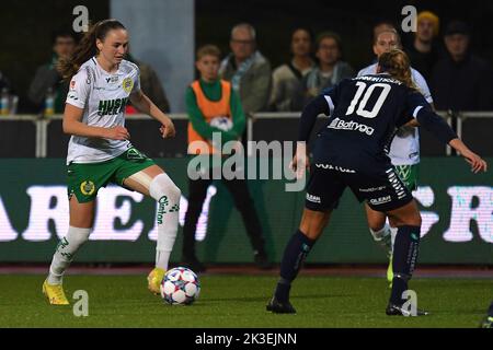 Stockholm, Suède. 26th septembre 2022. Stockholm, Suède, sept 26th 2022: Vilde Haslund (20 Hammarby) et Emma Lennatsson (10 Linkoping FC) pendant le match dans la Ligue suédoise OBOS Damaltsvenskan sur 26 septembre 2022 entre Hammarby IF et Linkoping FC à Hammarby IP à Stockholm, Suède (Peter Sonander/SPP) Credit: SPP Sport Press photo. /Alamy Live News Banque D'Images