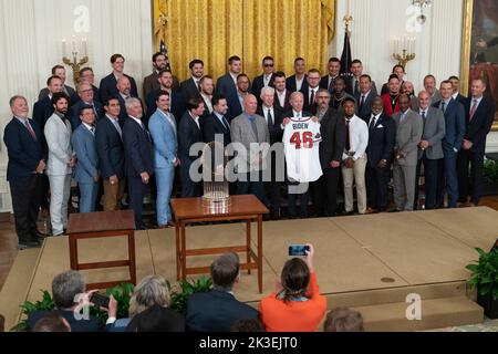 Le président des États-Unis Joe Biden pose pour des photos avec un maillot d'équipe avec les Braves d'Atlanta alors qu'ils ont été accueillis à la Maison Blanche à Washington, DC pour célébrer leur championnat de la série mondiale 2021, 26 septembre 2022. Crédit: Chris Kleponis/Pool/Sipa USA crédit: SIPA USA/Alay Live News Banque D'Images