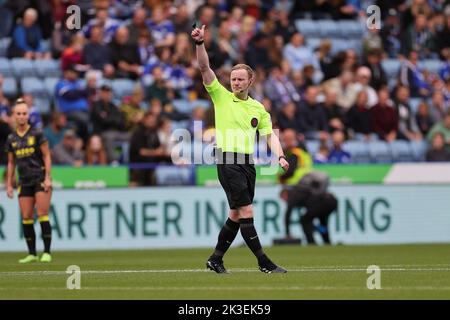 Leicester, Royaume-Uni. 25th septembre 2022. Leicester, Angleterre, 25 septembre 2022: Tom Parsons (arbitre de match) gestes pendant le match de la Barclays FA Womens Super League entre Leicester City et Aston Villa au King Power Stadium de Leicester, Angleterre. (James HolyOak/SPP) crédit: SPP Sport Press photo. /Alamy Live News Banque D'Images