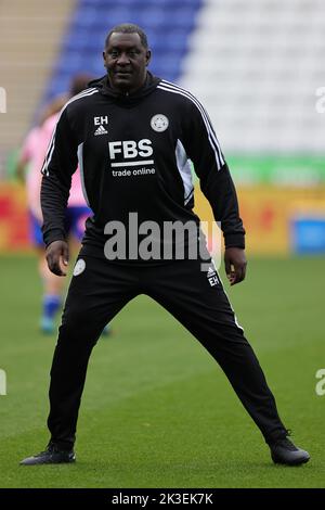 Leicester, Royaume-Uni. 25th septembre 2022. Leicester, Angleterre, 25 septembre 2022 : Emile Heskey (responsable du développement des femmes de Leicester City) dans l'échauffement avant le match de la Barclays FA Womens Super League entre Leicester City et Aston Villa au King Power Stadium de Leicester, en Angleterre. (James HolyOak/SPP) crédit: SPP Sport Press photo. /Alamy Live News Banque D'Images