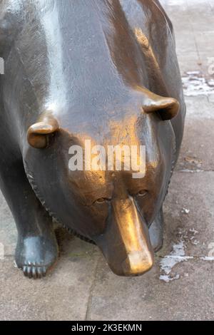 Francfort, Allemagne - 13 février 2021 : la lutte entre les taureaux et les ours symbolisant la montée ou la chute des marchés financiers. Banque D'Images