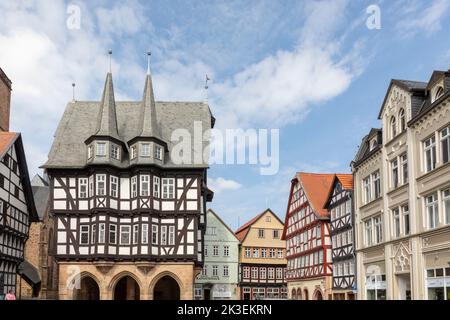 Alsfeld, Allemagne - 25 juin 2021 : célèbre hôtel de ville et maisons historiques à colombages sur la place centrale d'Alsfeld, allemagne. Banque D'Images