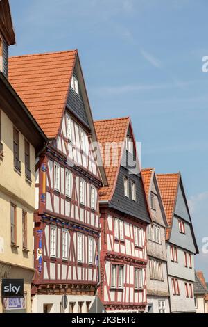 Alsfeld, Allemagne - 25 juin 2021 : célèbre hôtel de ville et maisons historiques à colombages sur la place centrale d'Alsfeld, allemagne. Banque D'Images