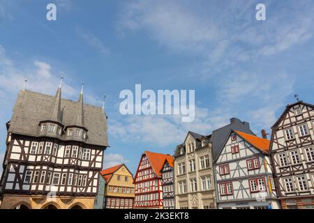 Alsfeld, Allemagne - 25 juin 2021 : célèbre hôtel de ville et maisons historiques à colombages sur la place centrale d'Alsfeld, allemagne. Banque D'Images