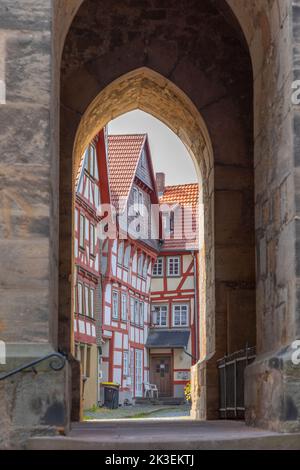 Alsfeld, Allemagne - 25 juin 2021 : célèbre hôtel de ville et maisons historiques à colombages sur la place centrale d'Alsfeld, allemagne. Banque D'Images