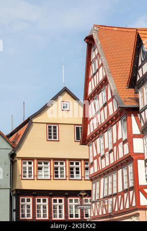 Alsfeld, Allemagne - 25 juin 2021 : célèbre hôtel de ville et maisons historiques à colombages sur la place centrale d'Alsfeld, allemagne. Banque D'Images