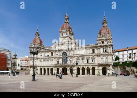 La Coruna, Espagne - 2 septembre 2021: Hôtel de ville ou palais municipal ou Concello da Coruna à la place Plaza de Maria Pita dans Une Coruna en Galice, SP Banque D'Images