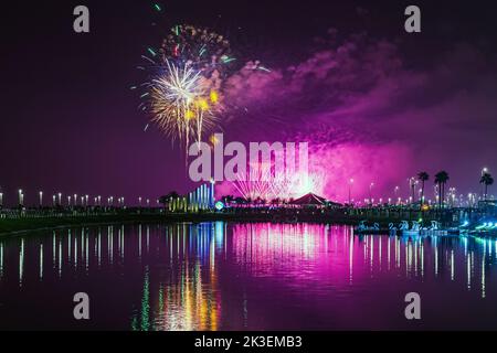 Feux d'artifice à Al Khobar, Arabie Saoudite 23 septembre 2022 : Fête nationale du Royaume d'Arabie Saoudite. Banque D'Images