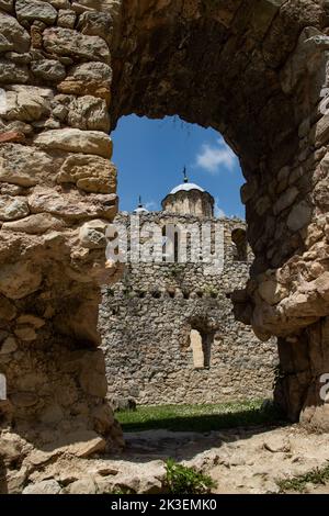 Le monastère de Manasija, également connu sous le nom de Resava, est un monastère orthodoxe serbe près de la ville de Despotovac en Serbie, fondé par le despot Stefan Lazarevic Banque D'Images