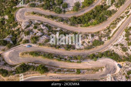 Vue aérienne de haut en bas d'Hairbpin bend road en Cévennes, l'Occitanie, France Banque D'Images