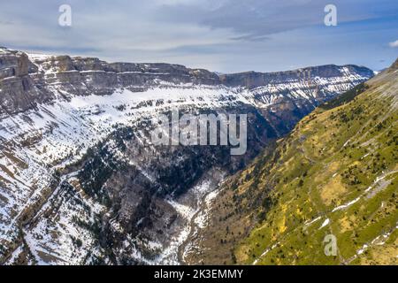 Vue aérienne du célèbre Canyon d'Ordesa dans les Pyrénées espagnoles. Huesca, Aragon, Espagne. Banque D'Images