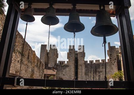 Église les cloches anciennes avec le monastère de Manasija en arrière-plan, également connu sous le nom de Resava, est un monastère orthodoxe serbe près de la ville de Despotovac en Serbie Banque D'Images