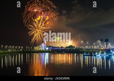 Feux d'artifice à Al Khobar, Arabie Saoudite 23 septembre 2022 : Fête nationale du Royaume d'Arabie Saoudite. Banque D'Images