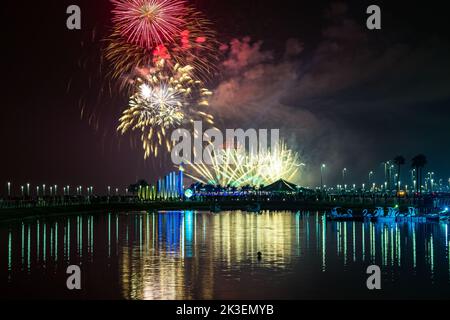 Feux d'artifice à Al Khobar, Arabie Saoudite 23 septembre 2022 : Fête nationale du Royaume d'Arabie Saoudite. Banque D'Images