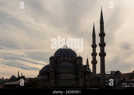 Vue éclairée sur la mosquée historique Yeni dans la région d'Eminonu à Istanbul. Banque D'Images