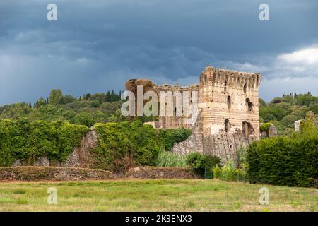 Le château et le pont Borghetto Scaligeri lors d'une journée très nuageuse dans le village de Valeggio sul Mincio à Vérone en Italie. Banque D'Images