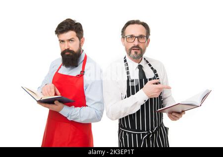 Je ne sais pas comment cuisiner les aliments. Concept de livre culinaire. Hommes en charge ménage. Quelques problèmes. Tâches ménagères. Recettes de cuisine. Comment cuisiner. Hommes barbus Banque D'Images