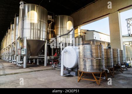 Usine de vin moderne avec de grands réservoirs, Ivanovka, Azerbaïdjan Banque D'Images